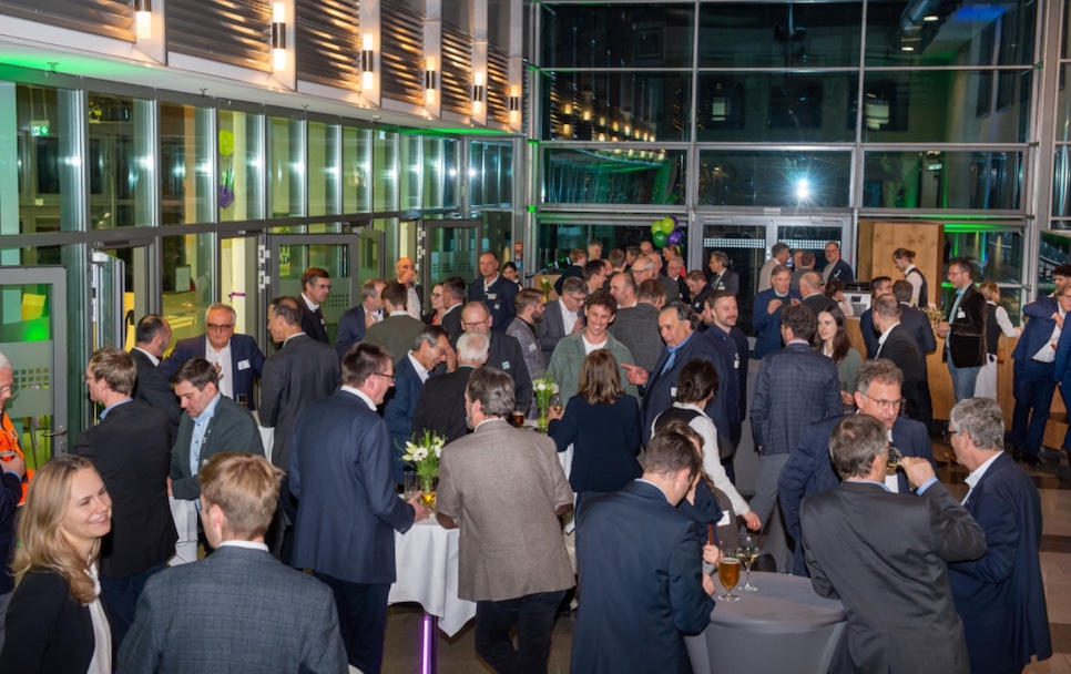 Viele Menschen beim Netzwerkabend der Jubiläumsfeier Holz rettet Klima