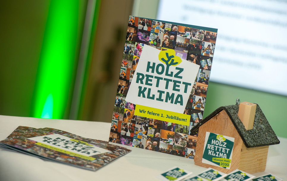 Jubiläumsbroschüre der Initiative Holz rettet Klima als Deko