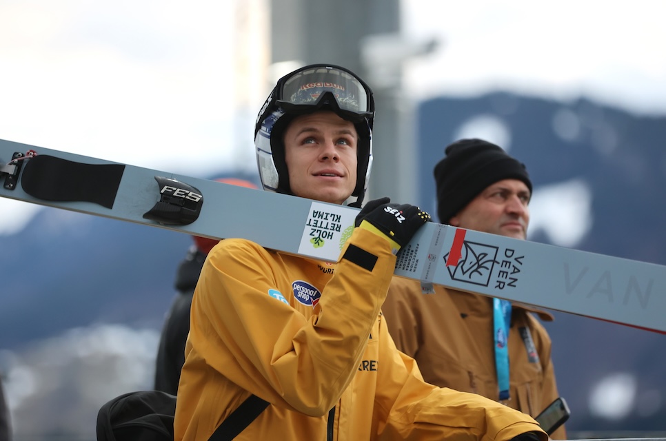 WELLINGER Andreas (GER) mit Ski auf der Schulter, Blick nach oben zur Schanze